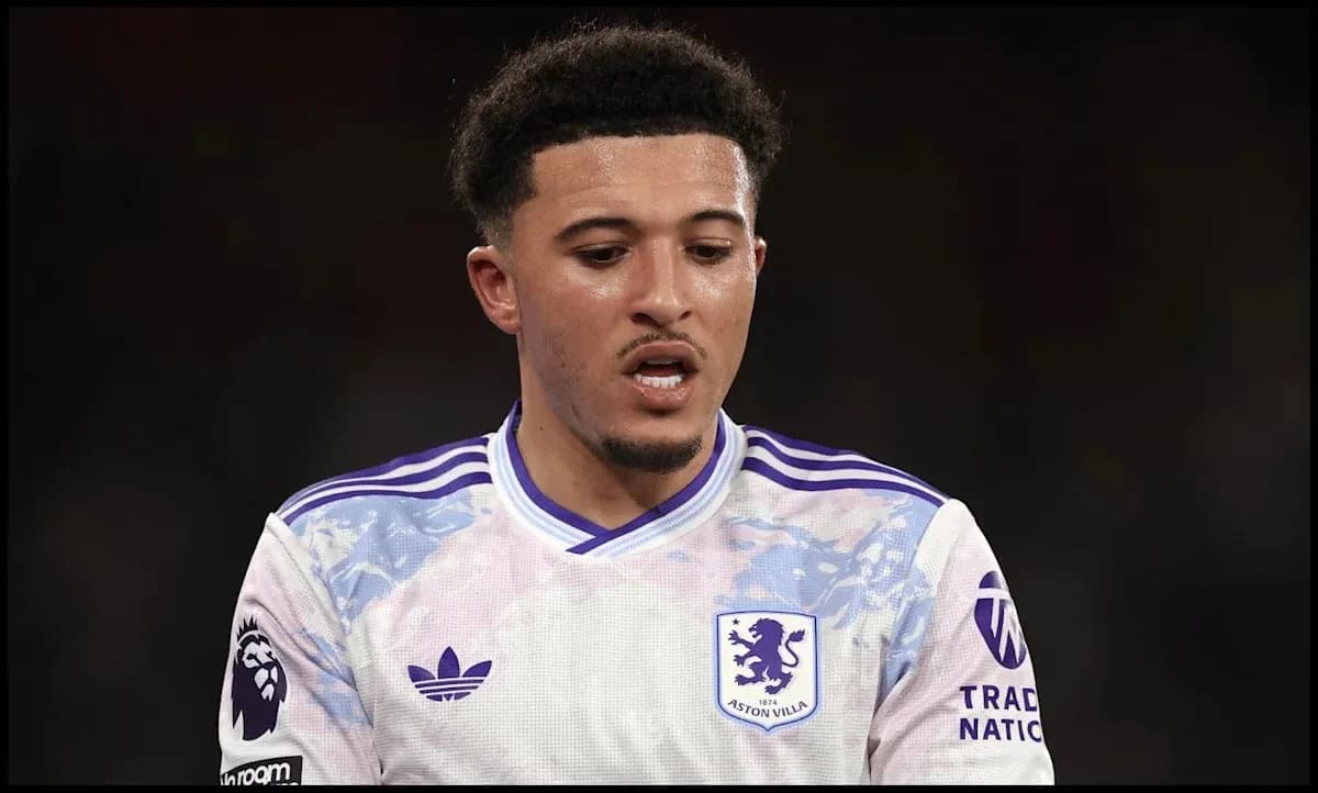 Jugador de Aston Villa en acción durante partido