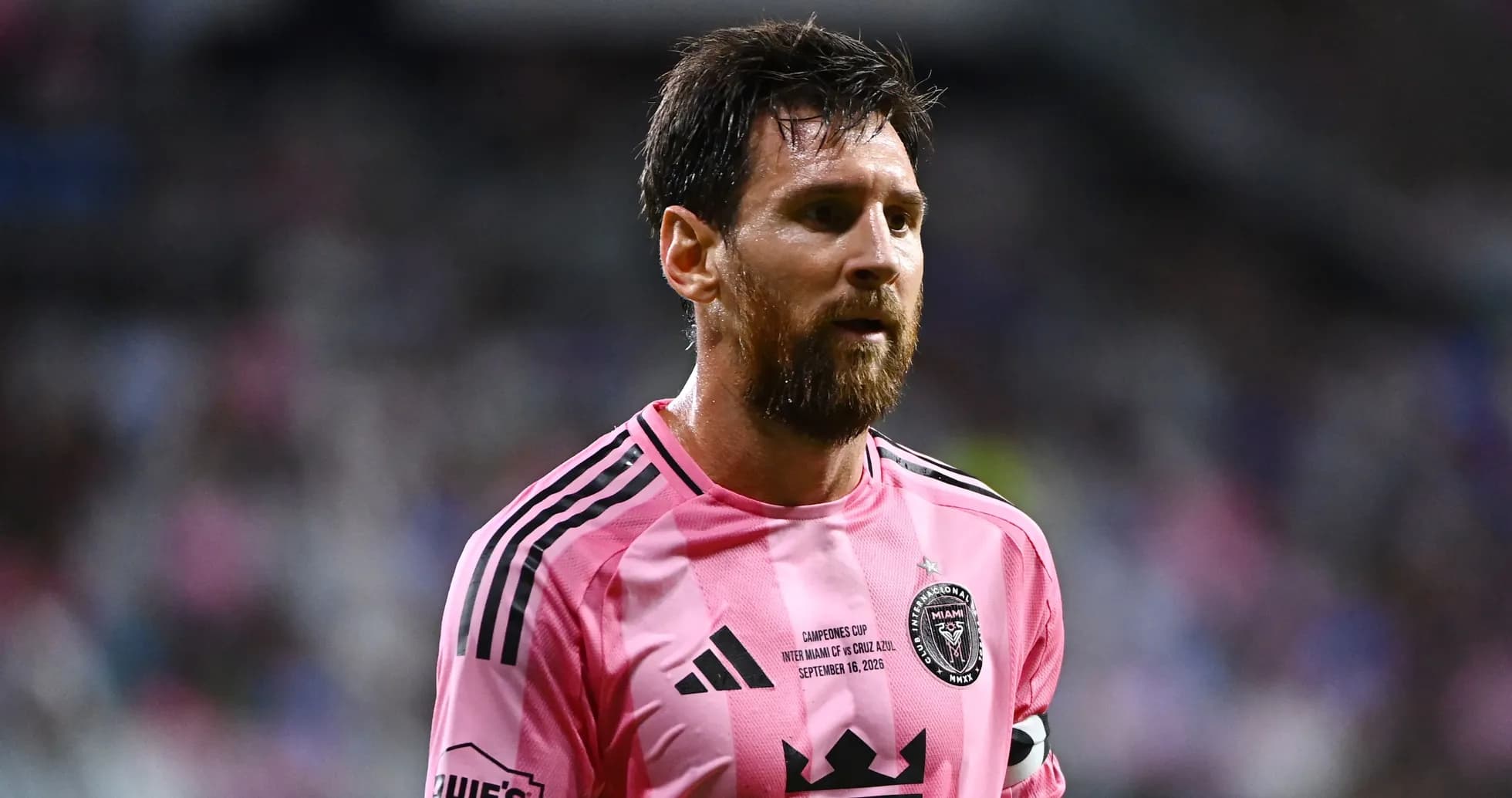 Jugador de fútbol en camiseta rosa durante partido