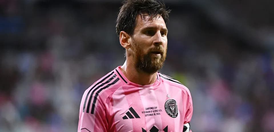 Jugador de fútbol en camiseta rosa durante partido