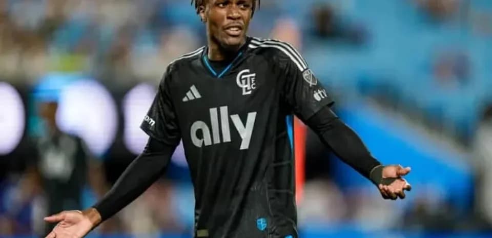 Jugador de CF Montréal gesticulando en el campo