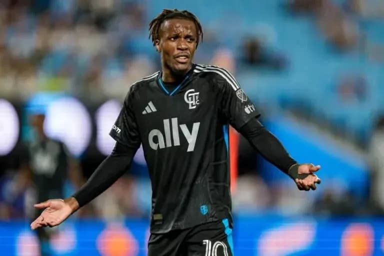 Jugador de CF Montréal gesticulando en el campo