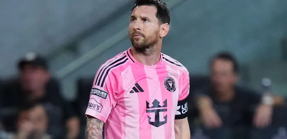 Lionel Messi en uniforme rosa durante un partido