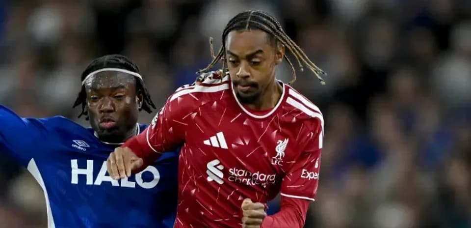 Jugador de Liverpool driblando ante adversario de Everton