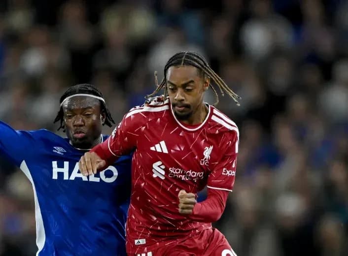 Jugador de Liverpool driblando ante adversario de Everton