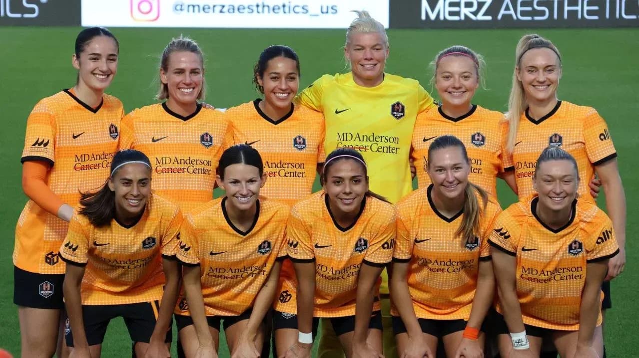 Equipo Houston Dash en uniforme naranja