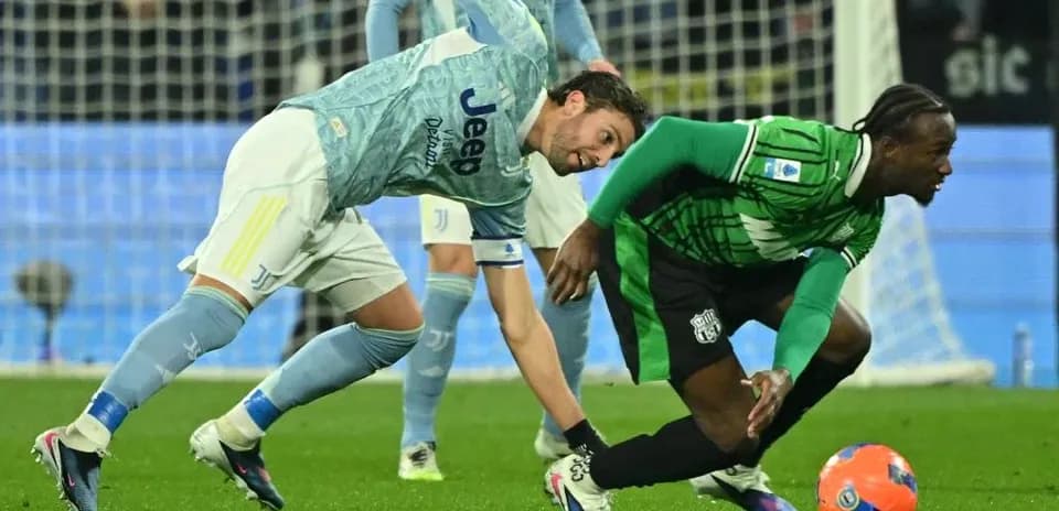 Jugador de Sassuolo luchando por el balón