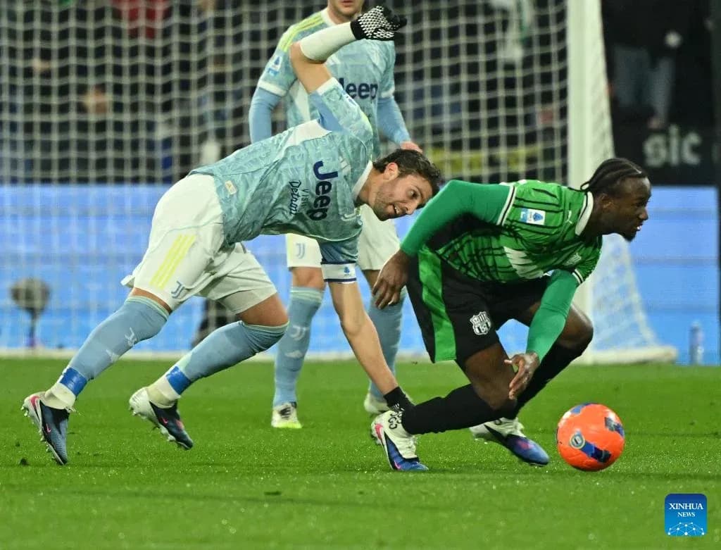 Jugador de Sassuolo luchando por el balón