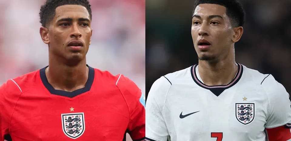 Dos jugadores de Inglaterra en uniformes diferentes