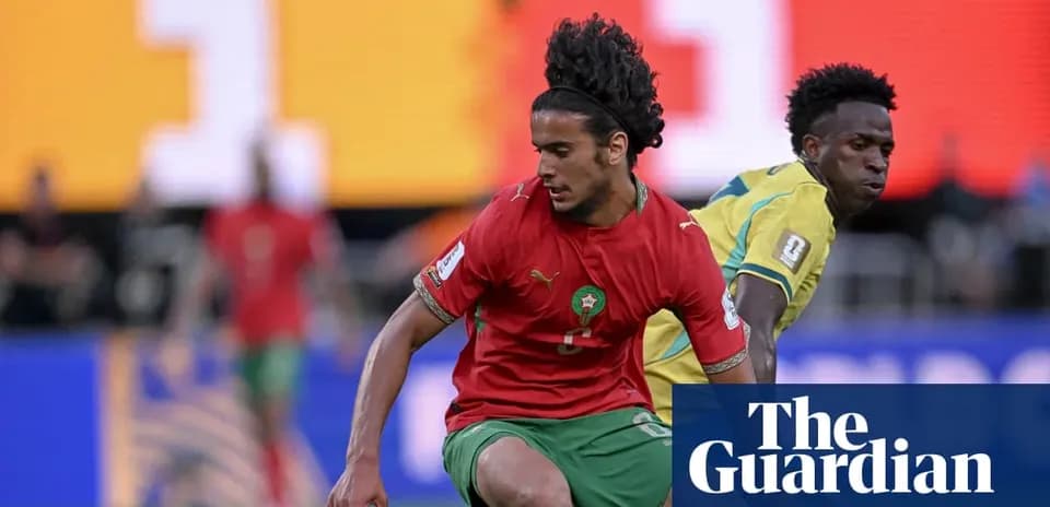 Jugador de Marruecos driblando a oponente durante el partido