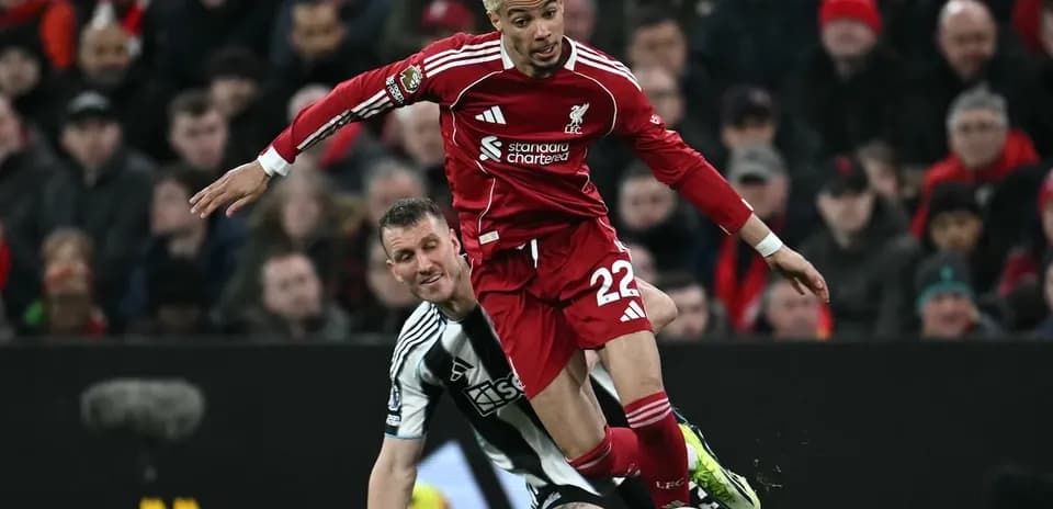 Jugador de Liverpool cae tras falta de Newcastle