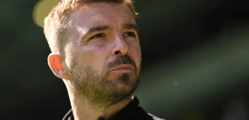 Entrenador observando antes del partido
