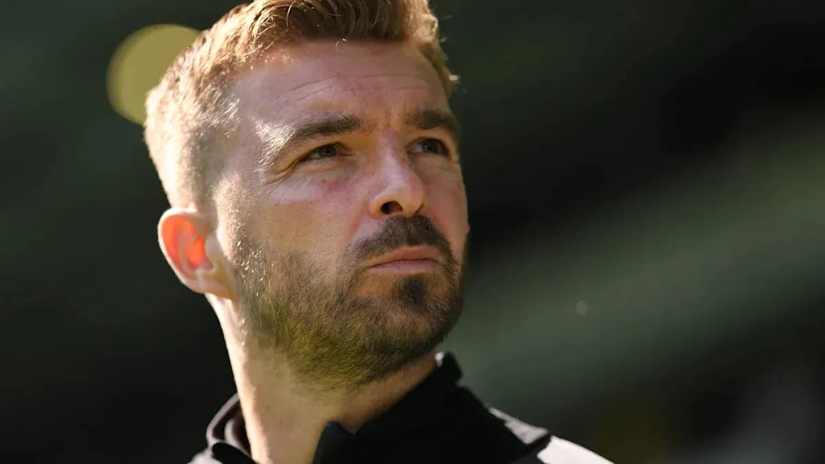 Entrenador observando antes del partido
