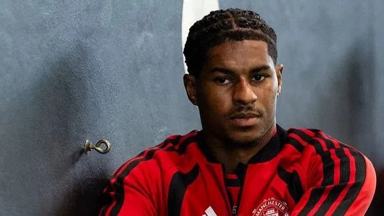 Jugador de Manchester United posando en entrenamiento