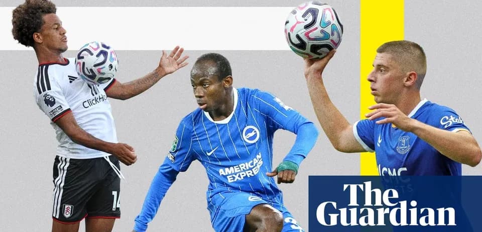 Tres jugadores de fútbol en acción lanzando el balón