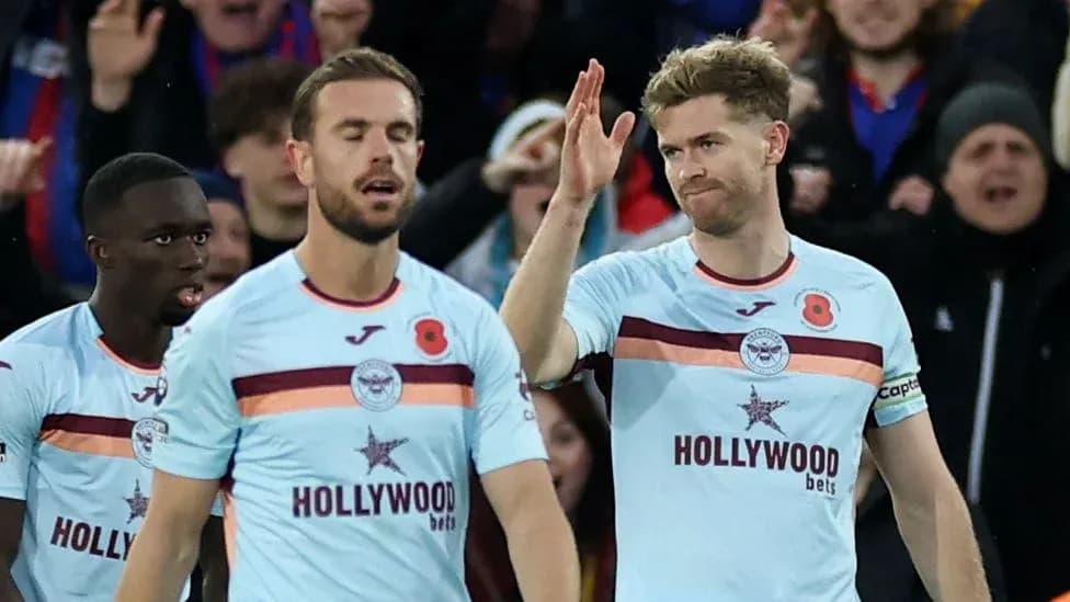 Jugadores de Brentford celebrando un gol durante el partido