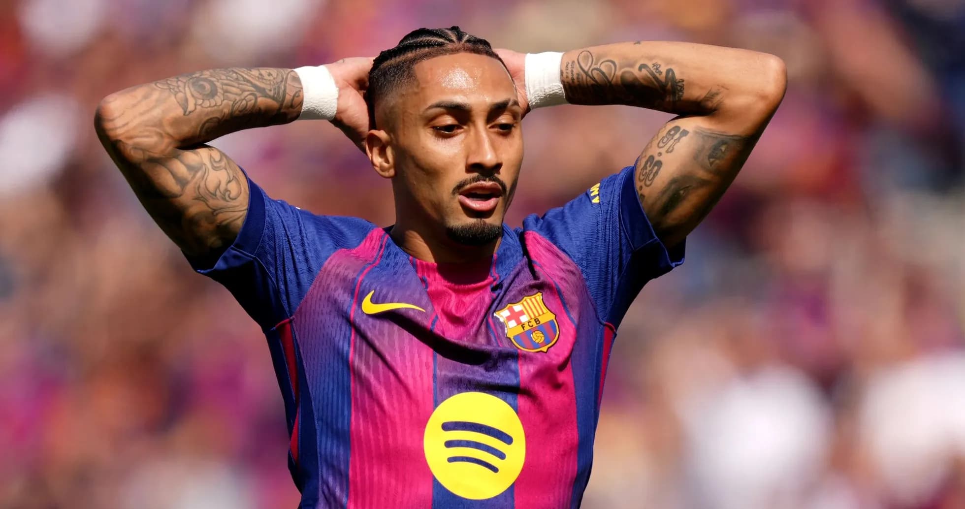 Jugador del Barcelona con las manos en la cabeza