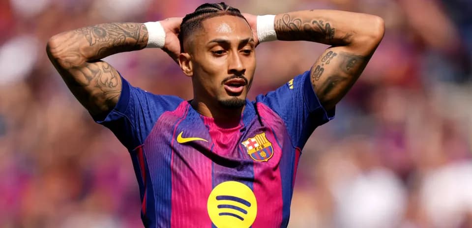 Jugador del Barcelona con las manos en la cabeza