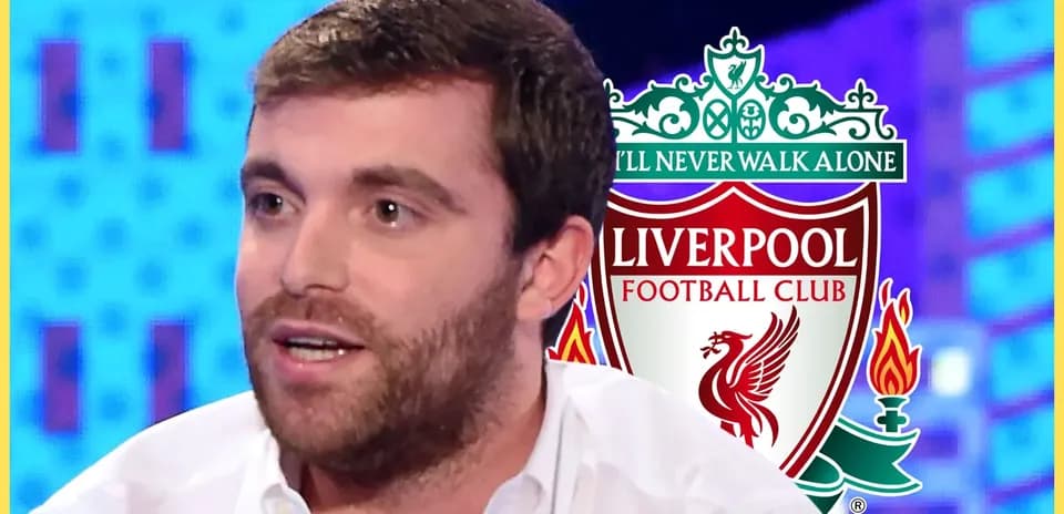 Hombre hablando frente al logo de Liverpool FC