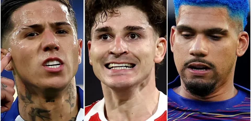 Tres futbolistas posando para la cámara