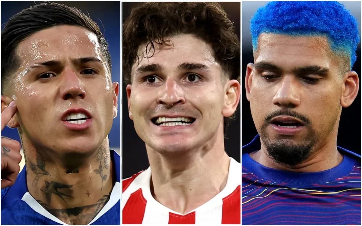 Tres futbolistas posando para la cámara