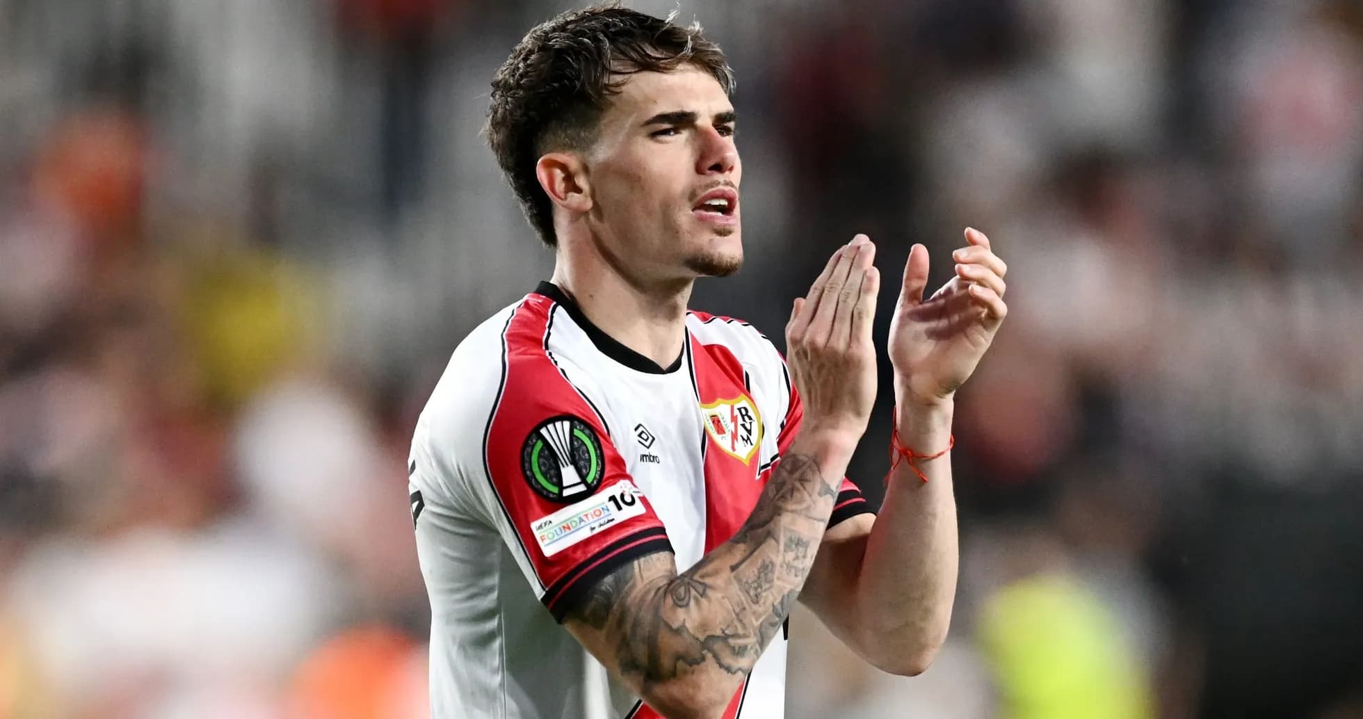 Jugador aplaudiendo durante un partido de fútbol