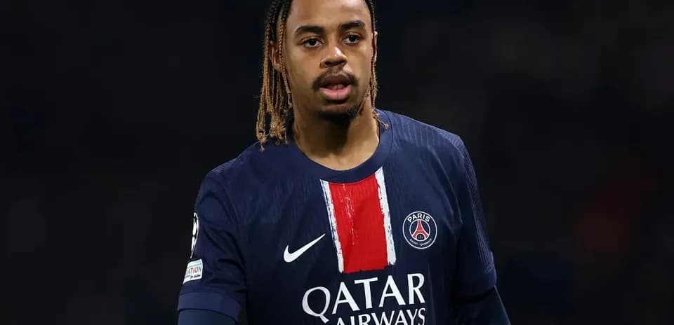 Jugador de PSG en el campo durante un partido