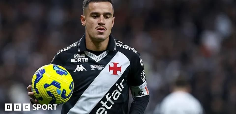 Jugador de Vasco da Gama con balón en mano