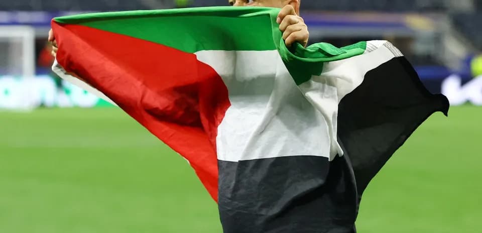 Persona sosteniendo una bandera con los colores de Palestina