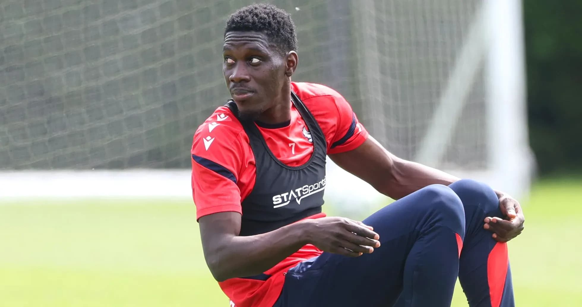 Jugador entrenando en el campo de fútbol