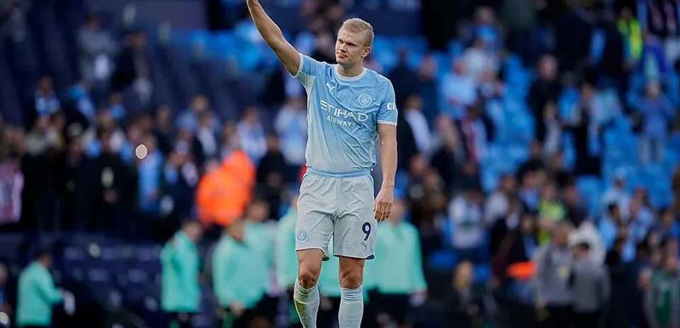 Jugador de Manchester City saludando a la afición