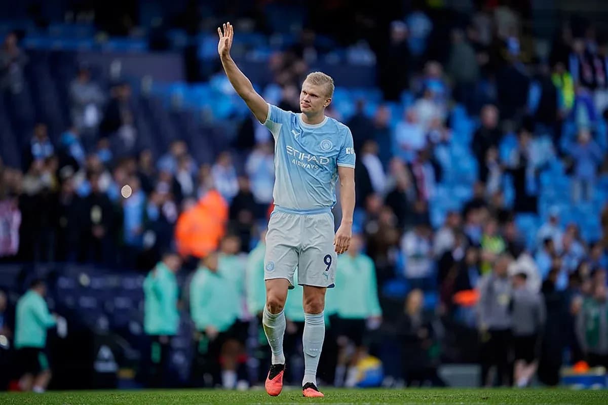Jugador de Manchester City saludando a la afición