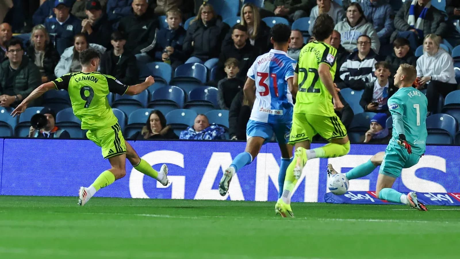 Jugador disparando a puerta en partido de fútbol