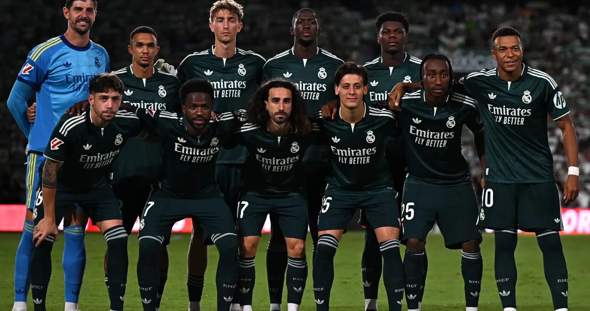 Equipo de Real Madrid posando antes del partido