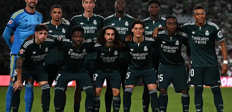 Equipo de Real Madrid posando antes del partido