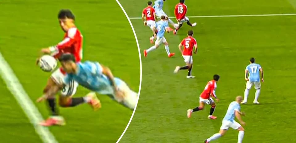 Jugador lanzando el balón en un partido de fútbol