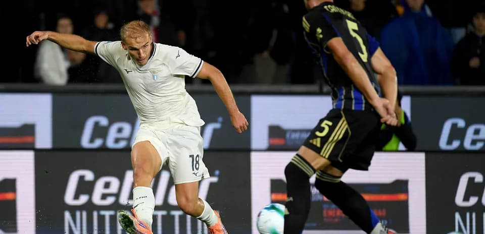 Jugador de Lazio en acción durante el partido