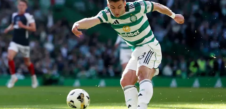 Jugador de Celtic golpeando el balón en el campo