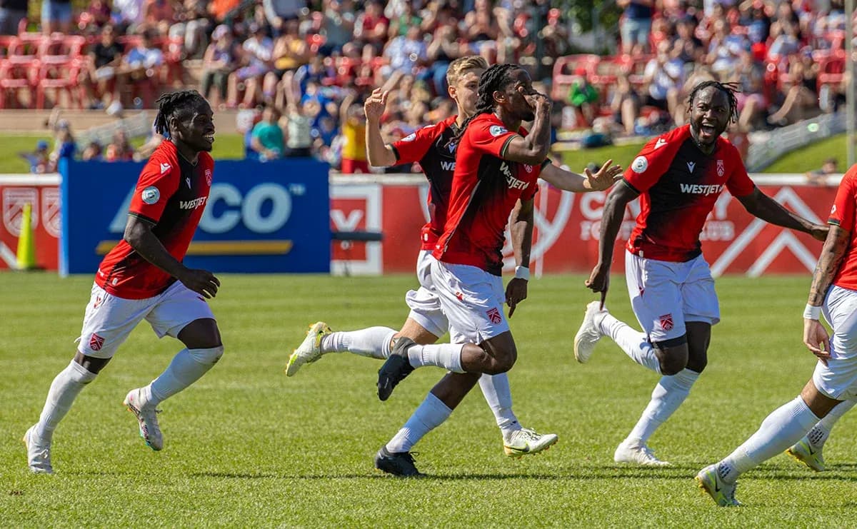 Jugadores de Cavalry FC celebrando un gol