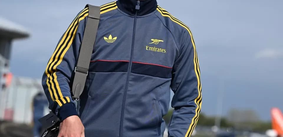 Jugador caminando con ropa deportiva y bolso