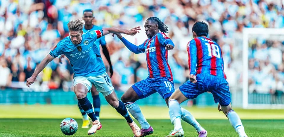 Jugador de Manchester City driblando a defensores de Crystal Palace