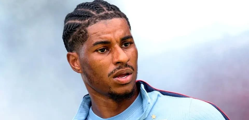 Jugador con peinado trenzado en uniforme de entrenamiento