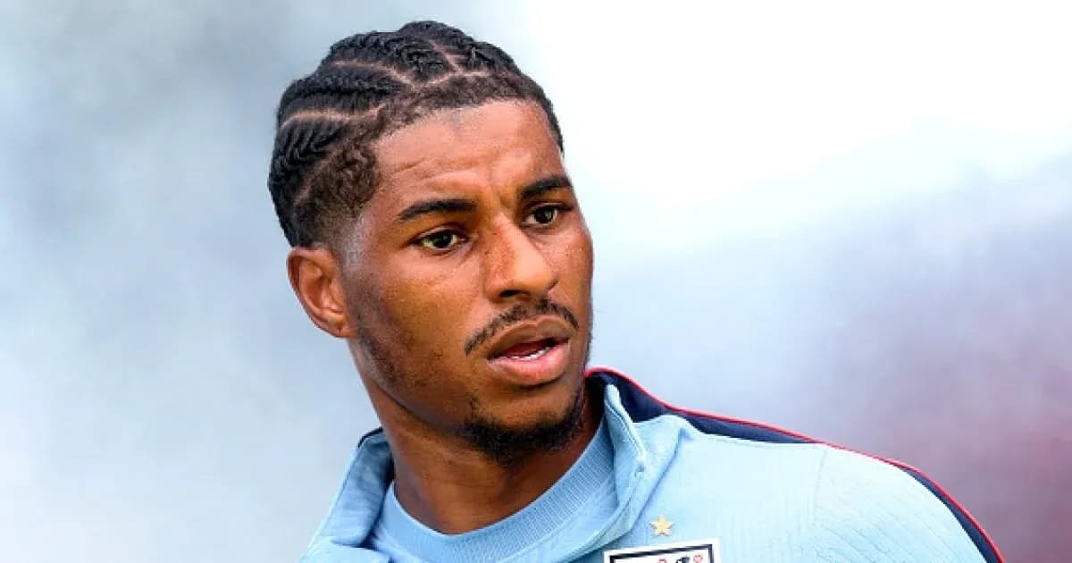 Jugador con peinado trenzado en uniforme de entrenamiento