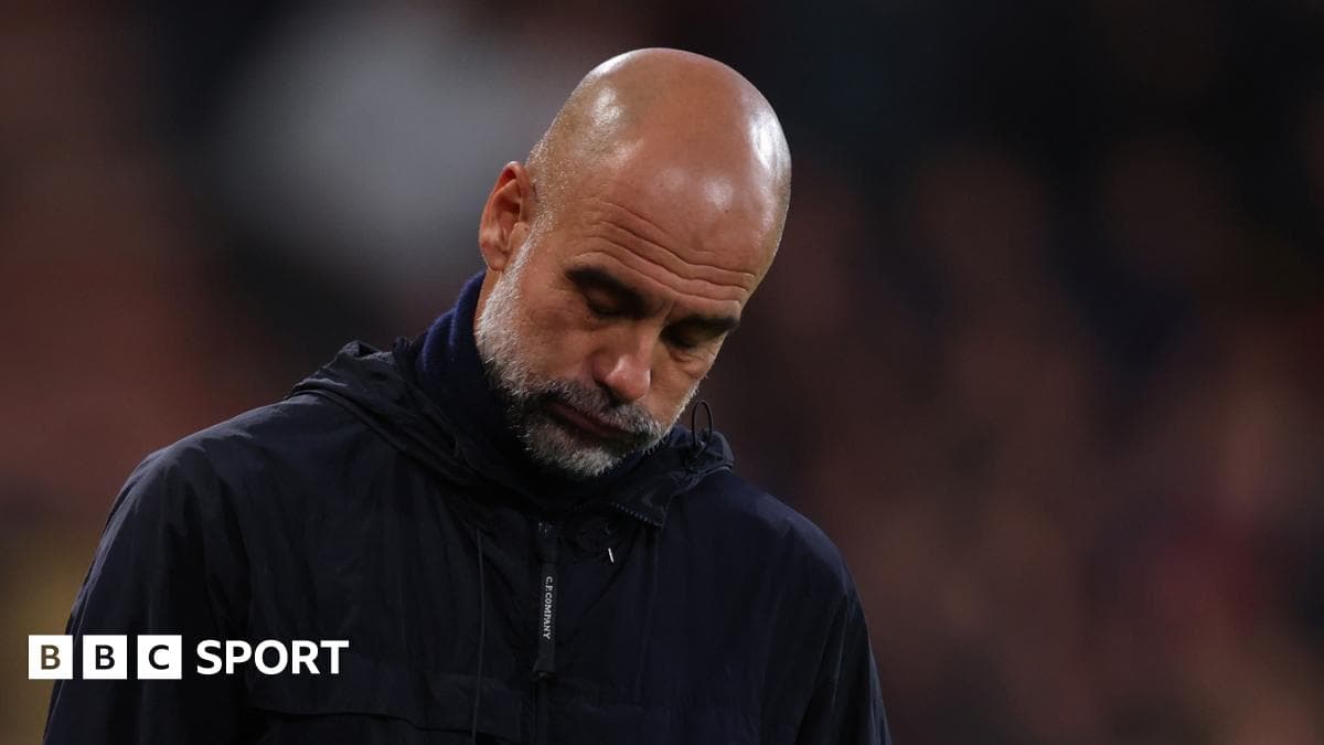 Entrenador mirando hacia abajo durante el partido