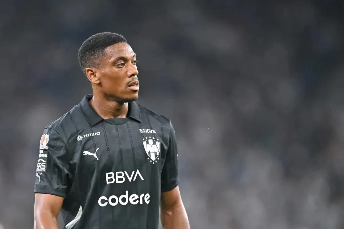 Jugador de Monterrey en partido con camiseta negra