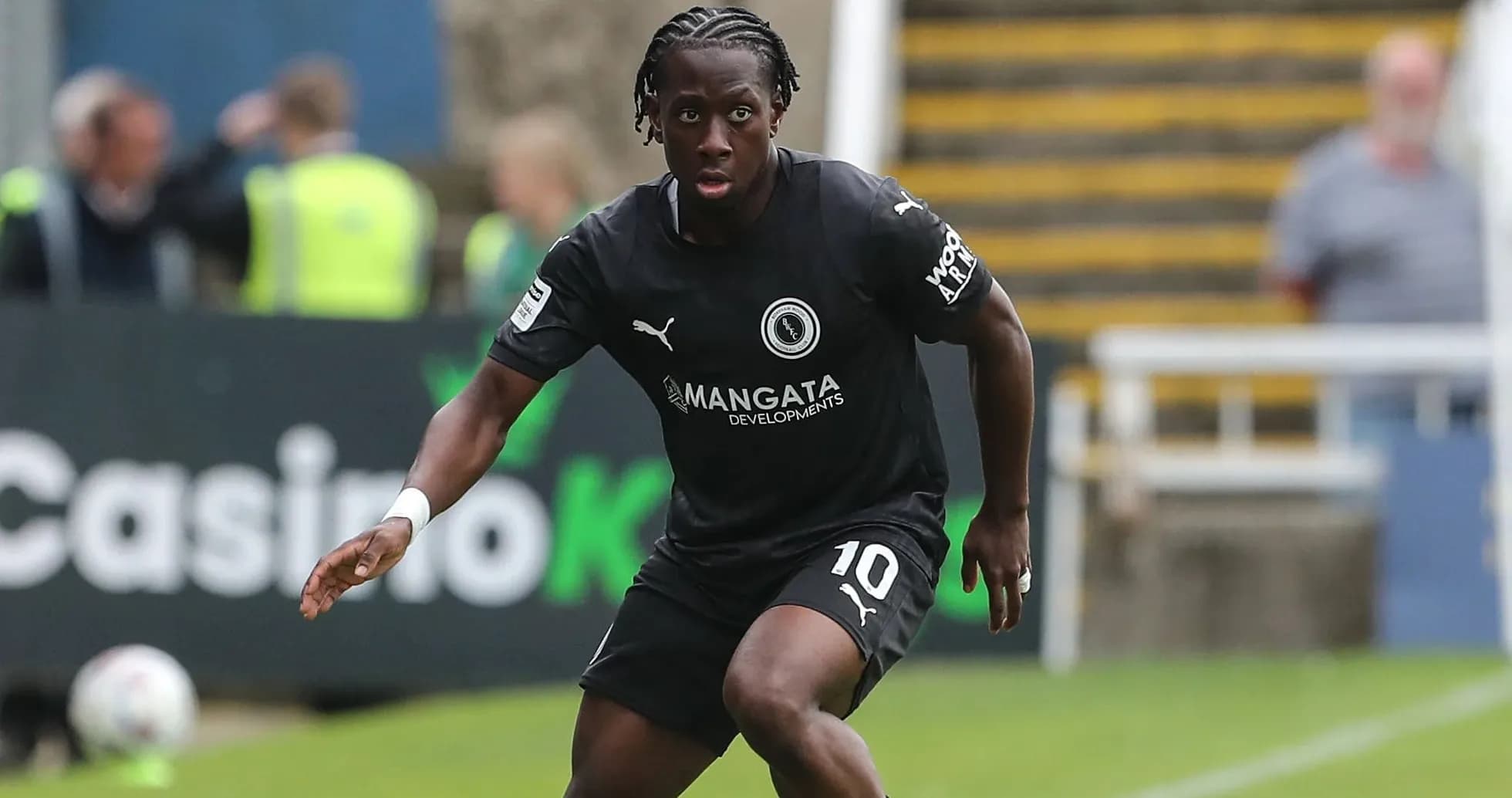 Jugador corriendo en el campo de fútbol