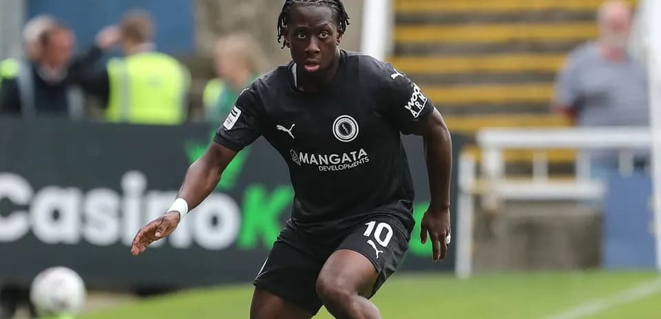 Jugador corriendo en el campo de fútbol