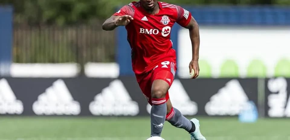 Jugador de Toronto II corriendo con el balón