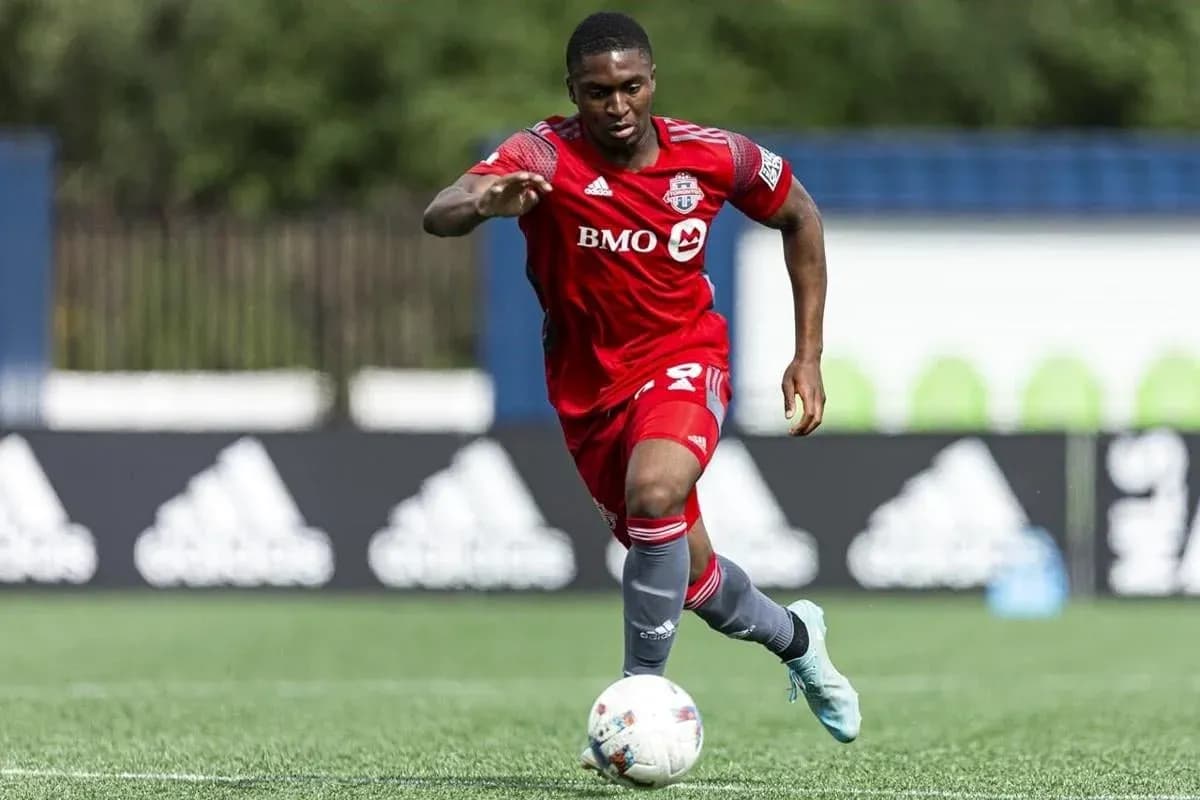 Jugador de Toronto II corriendo con el balón