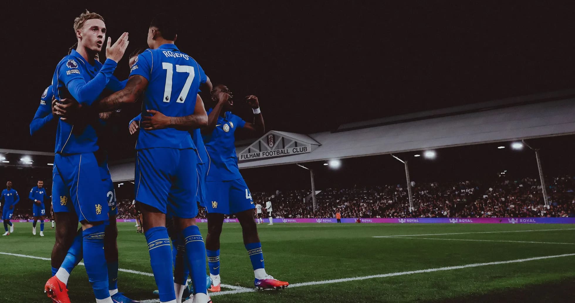 Jugadores celebrando un gol en el estadio Fulham