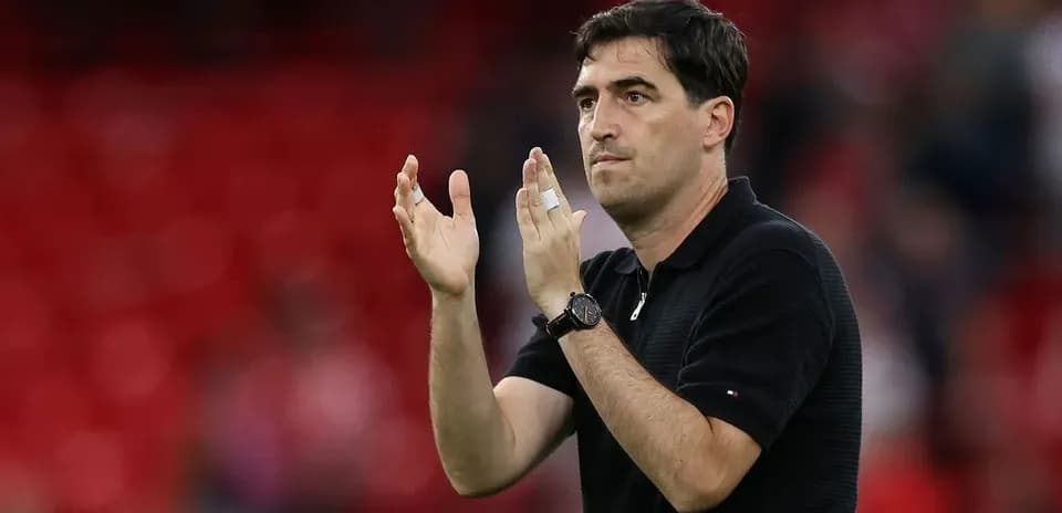 Entrenador aplaudiendo en el estadio durante el partido